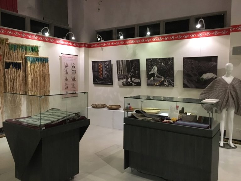 苗栗縣泰雅文物館舉辦穿越與穿新泰雅織品藝術巡迴展(李莎莉攝於2017.10.2)